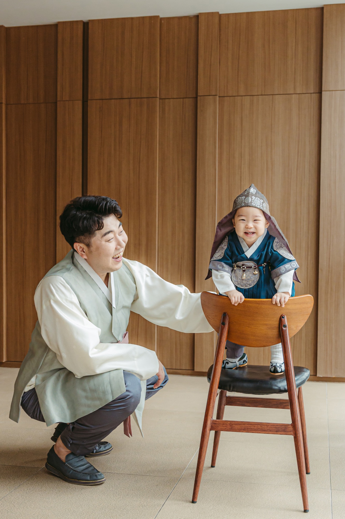 웃는 아기 곁에서 눈을 맞추는 아빠
