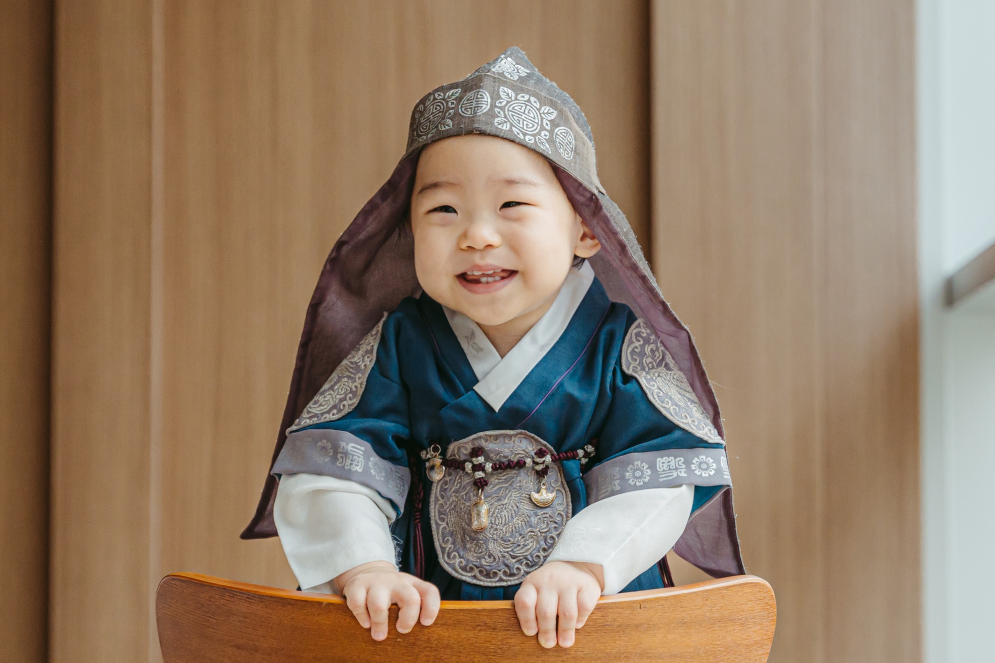 전통 한복을 입고 웃는 아기