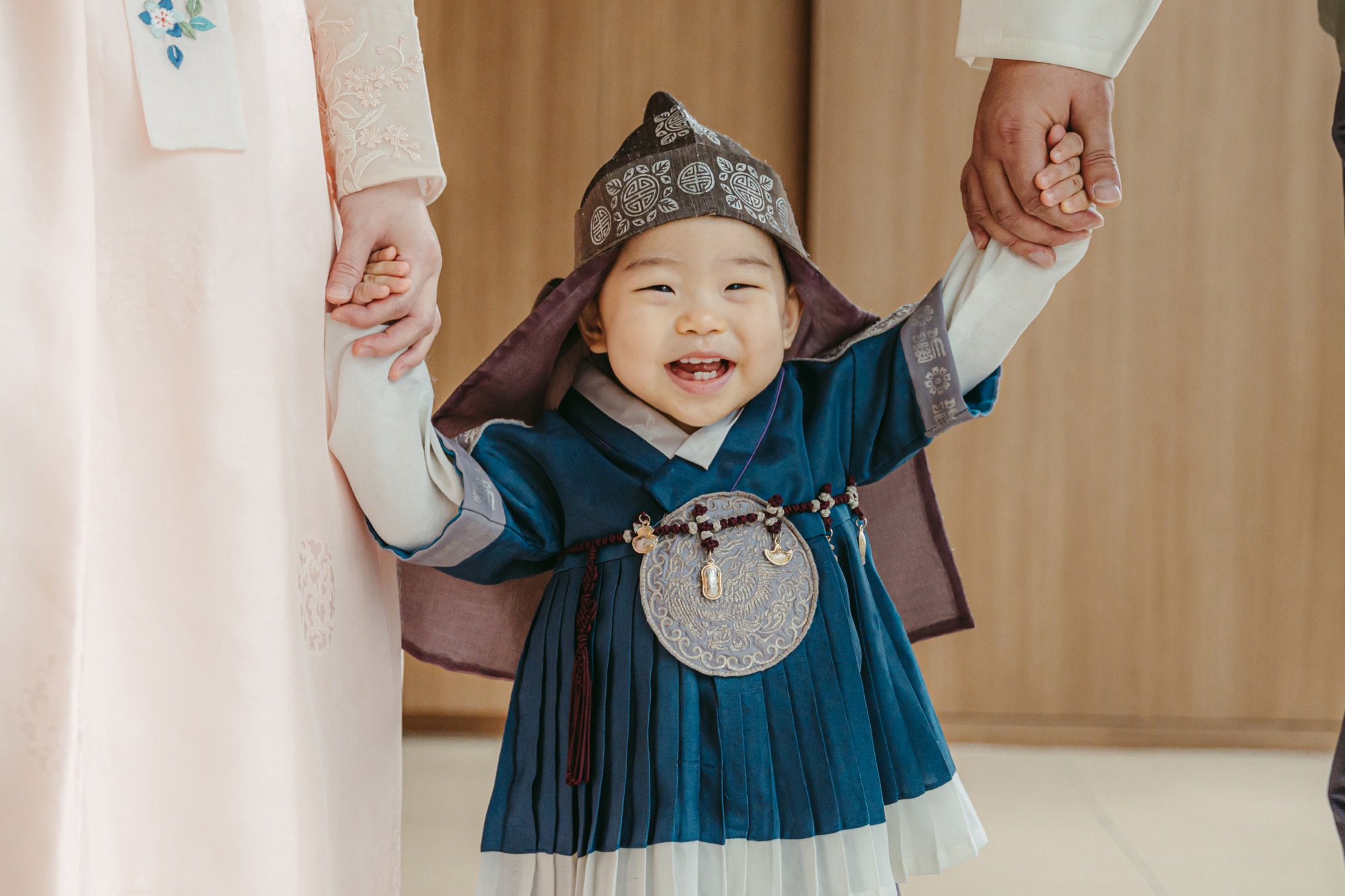 엄마 아빠 손을 잡고 웃는 아기