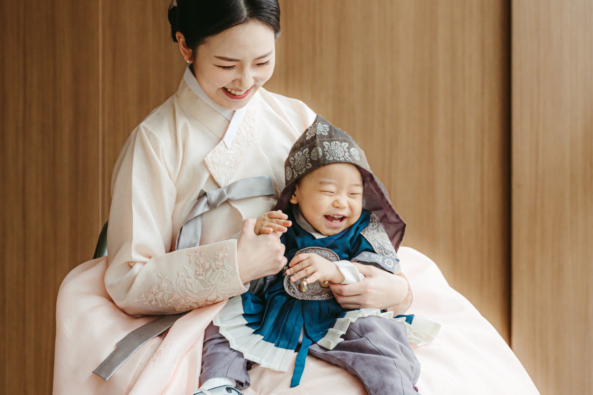 한복 입은 아기를 품에 안은 엄마