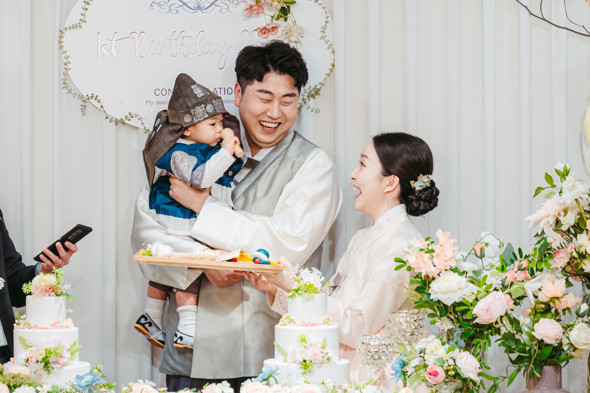 돌잔치 무대에서 함께 웃는 가족