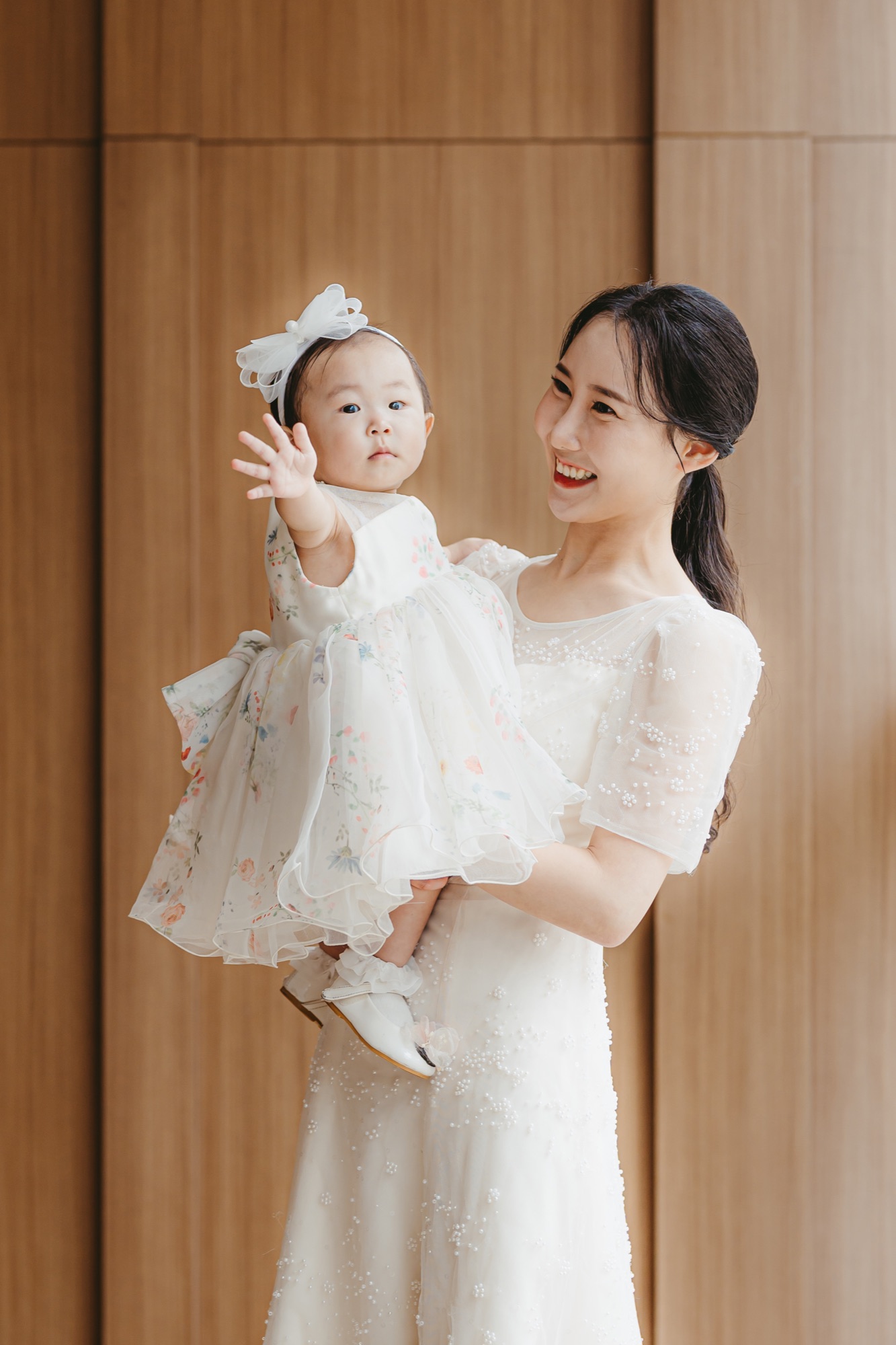 아기를 안고 미소 짓는 엄마